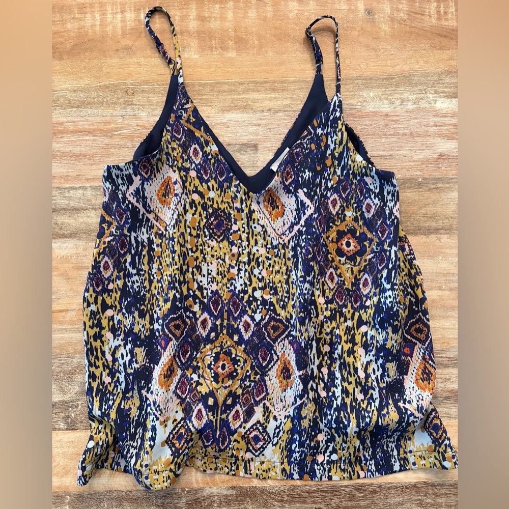 Peyton Jensen V-Neck Spaghetti Strap Flowy Cami Tank in Navy Abstract Pattern XS